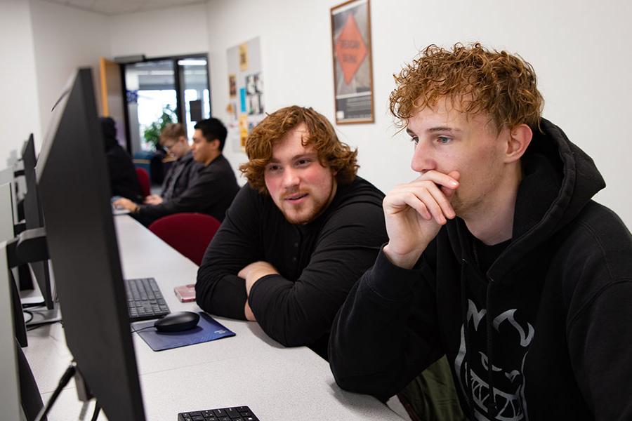 两名太阳集团娱乐场登陆网站的学生坐在电脑前